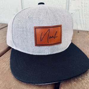 Hut Kleinkind Säugling Jugend Namenshut Leder Patch Hut personalisierte Hut Flache Bill Hut Geschenk Junge Name Hut Säugling Geschenk Säugling Geschenk unter 25