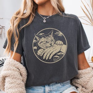 Angry Cat Japanese Horror Anime Shirt, Retro Vintage Cat Tee, Funny Cat Lover, Samurai Cat Art Funny Cat Lover Gift Unisex Unisex T-shirt