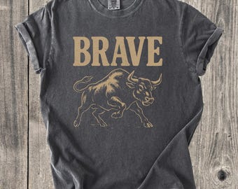 Koszulka Brave Bull, koszulka z grafiką w stylu western western cowboy, koszulka w komfortowych kolorach rodeo bull, koszula w stylu rustykalnego rancza, koszulka unisex kowboj outlaw