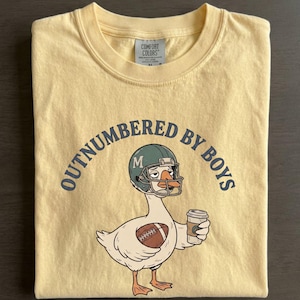 Rolig pojkemamma-tröja, outnumbered by boys-tröja, fotbollsmamma-gåsgrafik, utmattad mamma-gåva, pojkemamma-tillkännagivande unisex-t-shirt