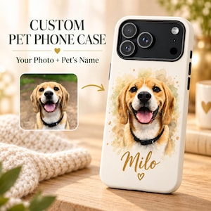 Könnte beinhalten: Eine cremefarbene Smartphone-Hülle mit einer Aquarell-Illustration eines Beagle-Hundes mit schwarzem Halsband. Unter dem Hund ist der Name Milo in goldener Schreibschrift über einem kleinen goldenen Herz gedruckt. Der Text Custom Pet Phone Case ist sichtbar.