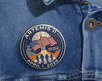 Pin de la misión Artemis II, botón de regreso a la Luna 2026, insignia espacial retro, regalo para amantes de la astronomía, botones para mochilas de exploración espacial.