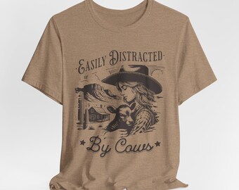 Lättdistraherad av kor, mjuk t-shirt med koälskare, rolig t-shirt med koälskare, bondgårdsälskare, cowgirl, unisex t-shirt med djurälskare