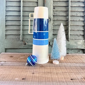 Fun Vintage Cream With Blue Stripes King-Seeley Thermos - Retro Thermos, Blue Christmas, Vintage Camping, Vintage Fishing, Drink Holder