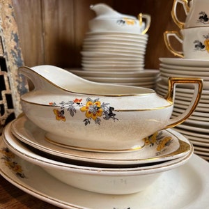 Beautiful Antique 1926 Homer Laughlin Gravy Boat, Gorgeous Medieval Rose Pattern, Gilt Detail - Farmhouse, French Country