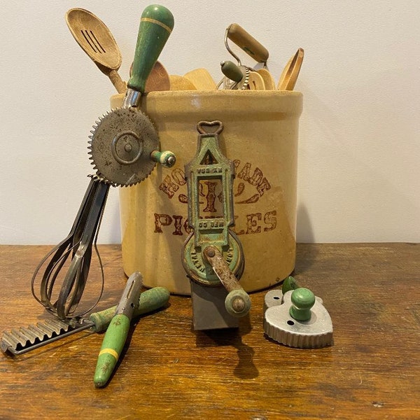 Vintage 1930s Green Lorraine Tabletop Grinder. Cast Iron & Steel - Farmhouse, Rustic Décor, Americana, Primitive