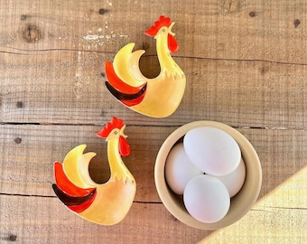 Wonderful Pair of Vintage 1960 Holt Howard Rooster Wall Hangers / Trinket Dishes - Set of 2 - Vintage Holt Howard, Vintage Roosters