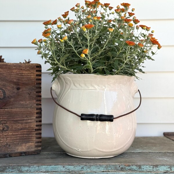 Hermoso bote para desechos/cubo de desechos de piedra de hierro antiguo con hermosos detalles, alambre enfardado y asa de madera (sin tapa) - Cubo para desechos de piedra de hierro, macetero