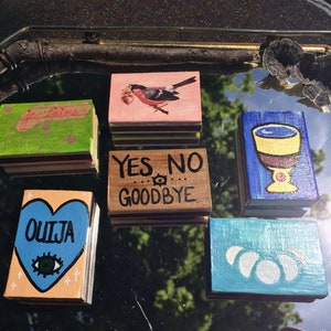Handgefertigte Witchy-Matchboxen; Tarot Becher Tasse Ouija Planchette Liebe Vögel Hexerei Box gruselige süße Kawaii Wicca Altar Schrein Dekor-Werkzeuge
