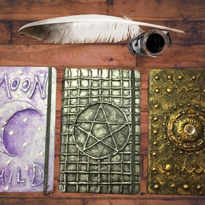 Diarios hechos a mano Witchy Pentacle Grimoire De alta calidad Cuaderno punteado Luna Niño Hechizo Libro Oro Brujería Diario Basura 5×8.25 pulgadas