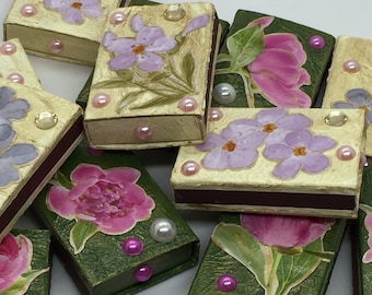 Caja de cerillas pintada a mano con motivos florales, decoración de altar estilo cottagecore verde