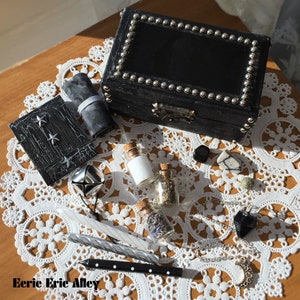 Gotycki ołtarz podróżny Scrying All Black Gothic Estetyczny Witchy Alter Scryer Żywica Top Witchcraft Box Dark Academia Scry Lustro Zestaw Wahadło