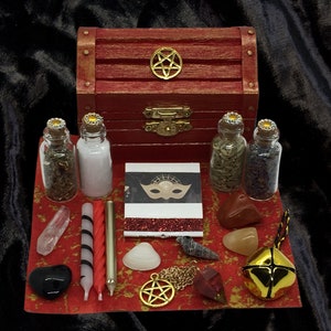Peut inclure: Un coffre au trésor en bois rouge avec un pentagramme sur le couvercle, ouvert pour révéler une collection d'objets rituels, y compris des herbes, des cristaux, des bougies et une cloche.