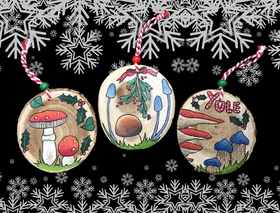 Yuletide Natural Wood Mushroom Ornament Nordic Style Christmas Hand Painted Witchy Yule Decorations Woodland Aesthetic Witchcraft Holidays