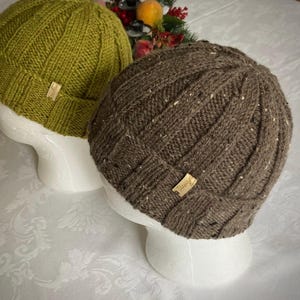 Beanie Mütze aus Wolltweed. Handgestrickt. Passend für Männer oder Frauen. Wolle Tweedgarn. Sehr dehnbar für jede Kopfgröße. Warm und behält Form gut. Bild 9