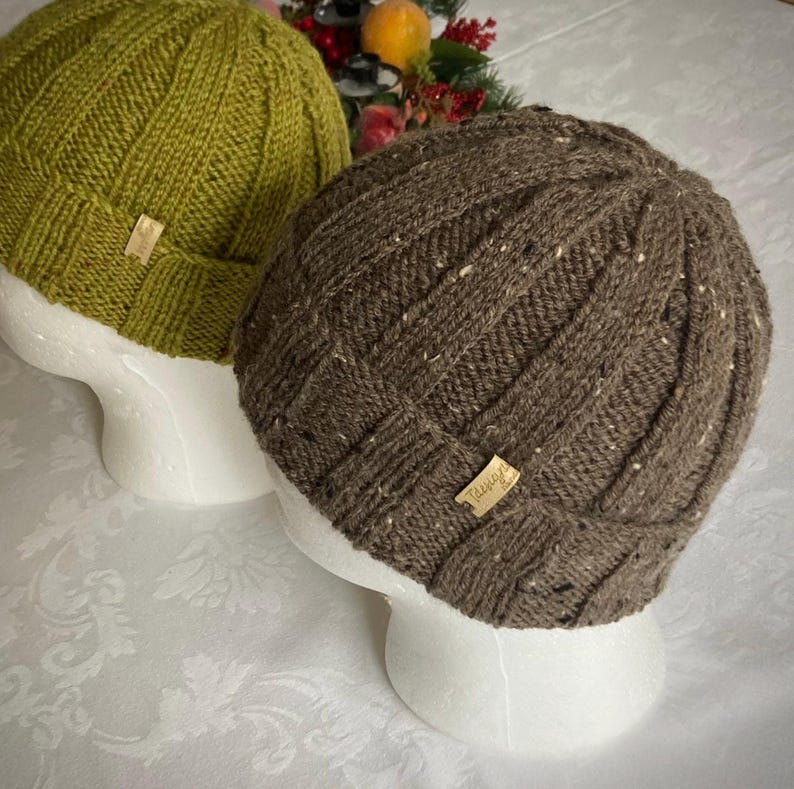 Beanie Mütze aus Wolltweed. Handgestrickt. Passend für Männer oder Frauen. Wolle Tweedgarn. Sehr dehnbar für jede Kopfgröße. Warm und behält Form gut. Bild 9