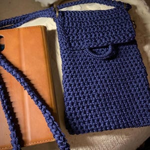 Handytasche. Handgemacht gehäkelt mit Kreuzkörperriemen und Schlüsselringverschluss.   Passend für größere Smartphones.  Farbauswahl. Kostenlose Lieferung in Großbritannien