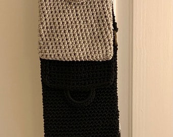 Handytasche. Handgemacht gehäkelt mit Kreuzkörperriemen und Schlüsselringverschluss.   Passend für größere Smartphones.  Farbauswahl. Kostenlose Lieferung in Großbritannien