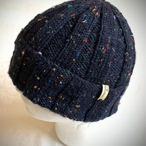 Beanie Mütze aus Wolltweed. Handgestrickt. Passend für Männer oder Frauen. Wolle Tweedgarn. Sehr dehnbar für jede Kopfgröße. Warm und behält Form gut. Bild 11