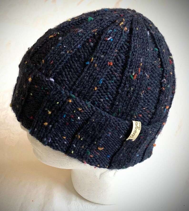 Beanie Mütze aus Wolltweed. Handgestrickt. Passend für Männer oder Frauen. Wolle Tweedgarn. Sehr dehnbar für jede Kopfgröße. Warm und behält Form gut. Bild 11