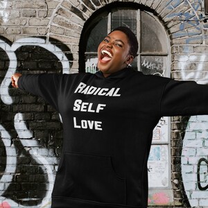 Radical Self Love Unisex sudadera con capucha de lana - Diseño de letra blanca en negro - sin Gastos de Envío