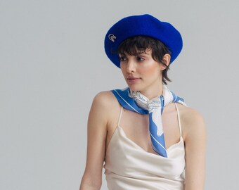 Set van elektrische blauwe wollen baret en designer blauwe sjaal van moerbeizijde | Set van hoofddoek met dierenprint en vilten baret | Cadeau van de leraar