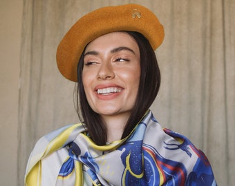 Set van mosterdwollen baret en designer sjaal van moerbeizijde | Samenwerking met Alina Pash | Set bestaande uit geelblauwe sjaal en schildersmuts