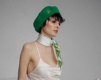 Set van groene wollen baret en designer groene sjaal van moerbeizijde | Set bestaande uit een gebloemde hoofddoek en een baret van grasvilt