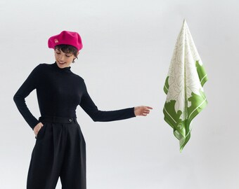 Set van fuchsia wollen baret en designer groene sjaal van moerbeizijde | Set van bloemenhoofddoek en vilten baret | Perfecte leraar aanwezig