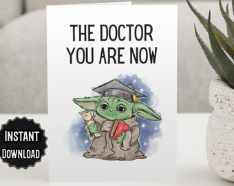 Tarjeta de graduación imprimible, tarjeta de graduación de Baby Yoda, tarjeta de doctor que eres ahora, tarjeta de doctorado, tarjeta de doctorado, instantánea, tarjeta de graduación divertida