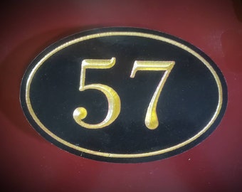 Placa de dirección dorada