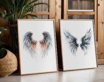 Könnte beinhalten: Zwei gerahmte Aquarellbilder von Engelsflügeln. Die Flügel sind in Blautönen und Braun gemalt, mit weißem Hintergrund. Die Rahmen sind golden.