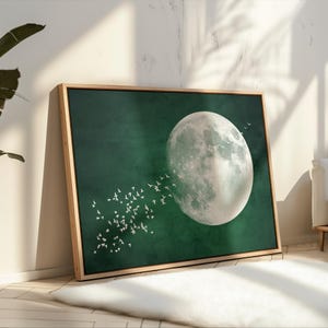 Smaragdgrün Japandi Print, Smaragdgrün Wandkunst, Horizontales Schlafzimmer Dekor, Abstrakter Mond, fliegende Vögel, Dunkelgrün DRUCKBARE Kunst | L130