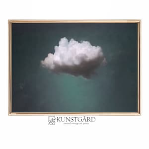 Puede incluir: Una impresión enmarcada de una sola nube blanca sobre un fondo azul oscuro. La impresión está enmarcada en un marco dorado y tiene el texto "KUNSTGÅRD curated vintage art prints" en la parte inferior.