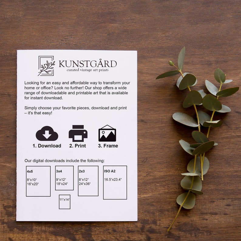 K&ouml;nnte beinhalten: Ein wei&szlig;es Blatt Papier mit schwarzem Text und Symbolen, die beschreiben, wie man digitale Kunstdrucke herunterl&auml;dt, druckt und einrahmt. Der Text enth&auml;lt den Satz "kuratierte Vintage-Kunstdrucke" und listet verschiedene Gr&ouml;&szlig;en von Drucken in Zoll auf. Das Papier liegt auf einer braunen Holzoberfl&auml;che.