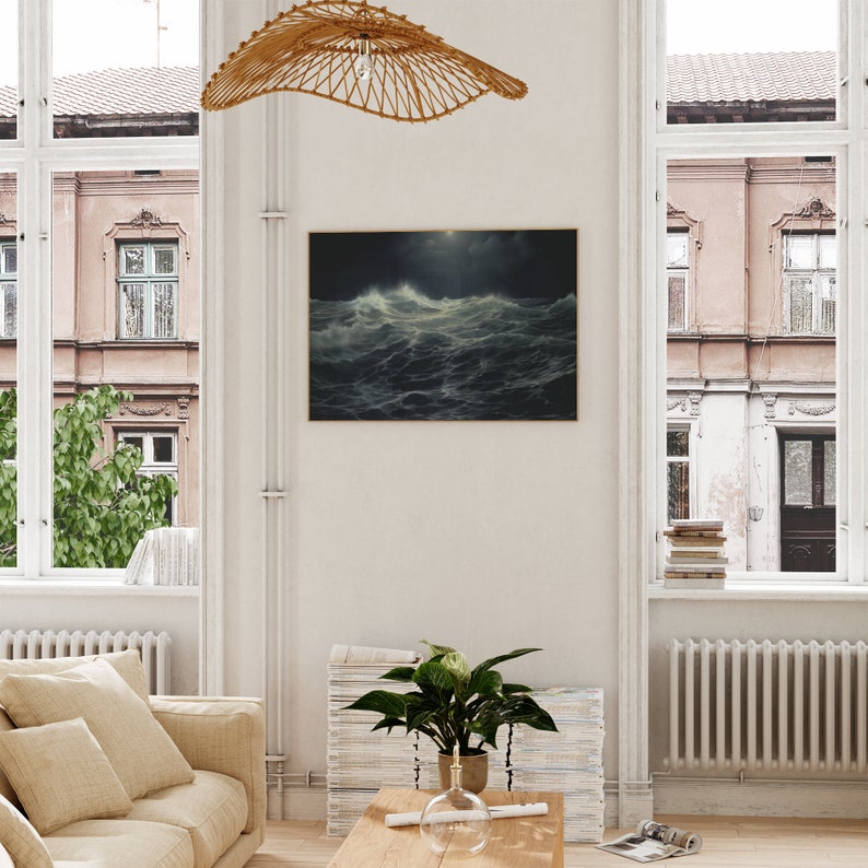 K&ouml;nnte beinhalten: Ein gerahmtes Gem&auml;lde, das eine st&uuml;rmische See mit gro&szlig;en Wellen zeigt, die unter einem dunklen Himmel krachen. Das Gem&auml;lde h&auml;ngt an einer wei&szlig;en Wand in einem Wohnzimmer mit einem Sofa, einer Pflanze und einem Fenster.
