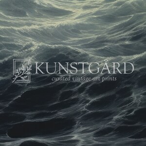K&ouml;nnte beinhalten: Ein abstraktes Bild in Dunkelblau und Grau von unruhigem Wasser mit einem wei&szlig;en Logo, auf dem "KUNSTG&Aring;RD curated vintage art prints" steht.