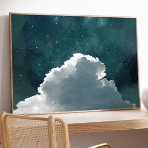 Könnte beinhalten: Ein gerahmter Druck eines großen, weißen Wolken vor einem dunkelblauen Himmel mit weißen Sternen. Die Wolke befindet sich im Vordergrund und der Himmel im Hintergrund.