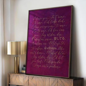 Arte de pared morado "Te amo", póster multilingüe, impresión de regalo para parejas, decoración de pared para dormitorio en magenta oscuro sobre la cama, descarga imprimible / H391