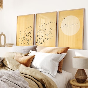 Gelbe fliegende Vögel Wand Kunst 3er Set, gelbe Boho Sun Poster, lebendige Schlafzimmer Drucke, Vogelschwarm über dem Bett DRUCKBAR Download | S137-3