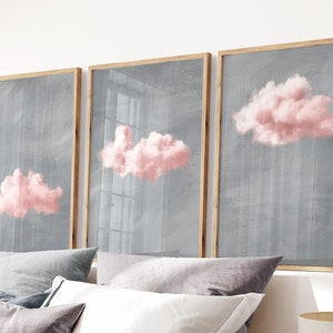 Könnte beinhalten: Drei gerahmte Drucke mit grauem Hintergrund und rosa Wolken. Die Wolken sind unterschiedlich groß und geformt.