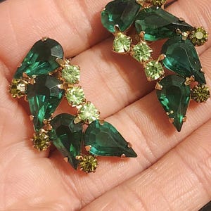 Vintage Juliana D&E Uranium Glass Earrings Emerald Green Rhinestone Clip On DeLizza Elster 1960s