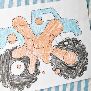 Può includere: Una pagina da colorare di un monster truck nero e arancione con una cabina blu e pneumatici grandi. Il camion è parzialmente colorato con pastelli arancioni, blu e neri.