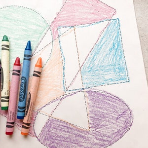 Può includere: Cinque pastelli di diversi colori, tra cui viola, verde, rosa, blu e arancione, sono disposti su una superficie bianca. I pastelli vengono utilizzati per colorare un disegno di forme geometriche, tra cui un cerchio, un quadrato e un triangolo.