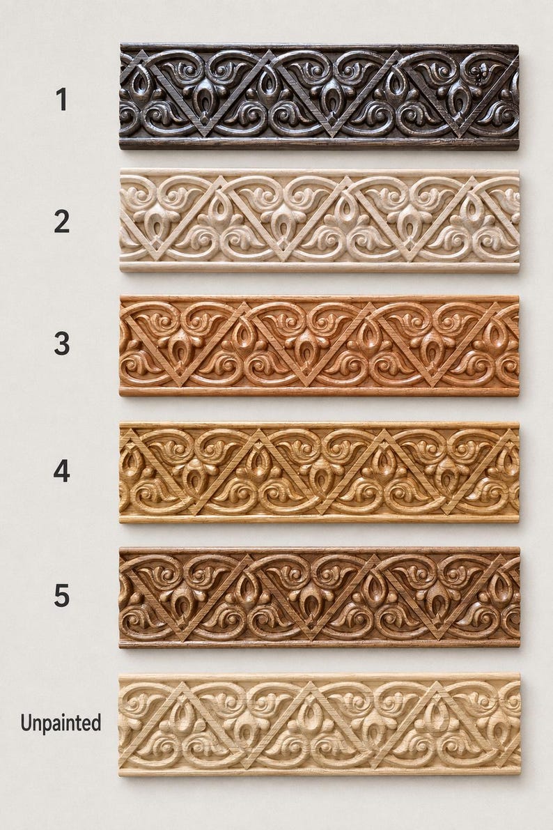 Pu&ograve; includere: Sei modanature rettangolari in legno disposte verticalmente, etichettate da 1 a 5 e Unpainted. Ogni pezzo presenta un identico motivo a volute intagliato. Le finiture variano dal marrone scuro, beige chiaro e rovere al legno naturale.