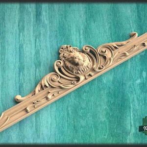Intarsio del leone sopra l'ingresso, grande intarsio centrale floreale in quercia con testa di leone, decoro orizzontale, decorazione intagliata nel legno, intarsio in legno