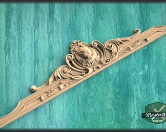 Löwen-Onlay über dem Eingang, großes Eichen-Blumen-Onlay mit Löwenkopf, horizontales Dekor, geschnitzte Dekoration aus Holz, Holz-Onlay