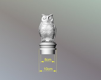 Puede incluir: Figurilla de búho de cerámica blanca posada sobre un pedestal redondo. El búho mide 8 cm de alto y 10 cm de ancho.