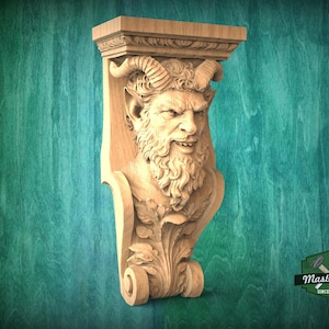 Peut inclure: Un corbeau en bois sculpté représentant une tête de satyre avec des cornes et une barbe. Le corbeau présente un motif floral décoratif et est en bois de couleur claire. Le fond est un grain de bois de couleur sarcelle. Élément architectural décoratif.