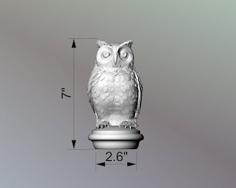 Puede incluir: Figurita de búho de cerámica blanca con plumas detalladas, de pie sobre una base redonda. El búho mide 17,8 cm de alto y la base tiene un diámetro de 6,6 cm.